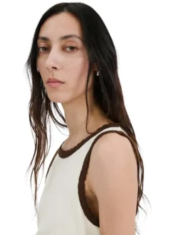 Top en coton écru uni avec une coupe moulante et un col rond