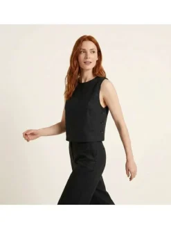 Top en coton noir uni avec un col rond et une fermeture boutonnée