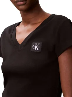 Top en coton noir uni à col v et à coupe courte avec un patch à la poitrine