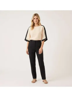 Top en lin beige uni pourvu d'une coupe droite et de manches longues