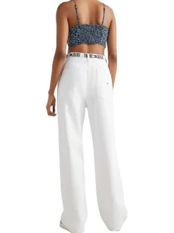 Top à fines bretelles marine fleuri avec une coupe cropped et un col v