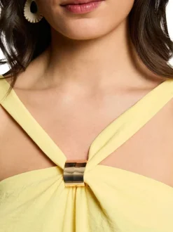 Top jaune chic uni pourvu d’une coupe droite et d’un col croisé