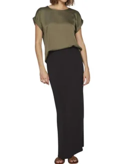 Top kaki imitation satin avec une coupe fluide et un col rond