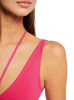 Top à larges bretelles fuchsia côtelé avec une coupe droite et un col v