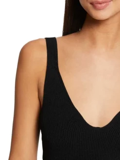 Top à larges bretelles noir uni avec une coupe près du corps et un col v