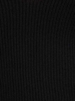 Top à larges bretelles noir uni avec une coupe près du corps et un col v