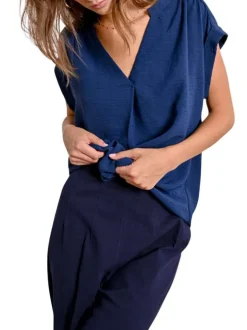Top manches courtes marine uni avec une coupe droite et un col v