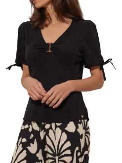 Top manches courtes noir uni avec un coupe droite et un col v