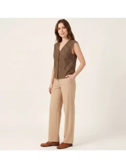 Top marron uni avec une coupe droite et pourvu d'un col en V