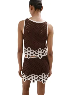 Top marron uni pourvu de détails de fleurs brodées blanches