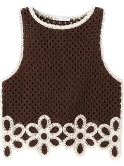 Top marron uni pourvu de détails de fleurs brodées blanches