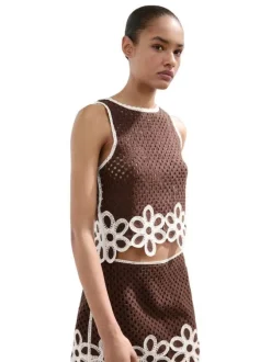 Top marron uni pourvu de détails de fleurs brodées blanches