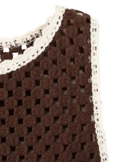 Top marron uni pourvu de détails de fleurs brodées blanches