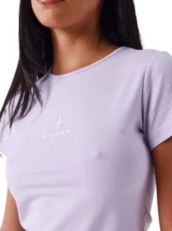 Top mauve uni col rond avec une coupe crop et à manches courtes