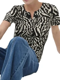 Top noir animalier pourvu d'une coupe ajustée et d'un col tunisien