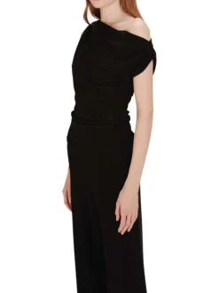 Top noir brillant avec une coupe ajustée et un col asymétrique