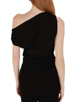 Top noir brillant avec une coupe ajustée et un col asymétrique