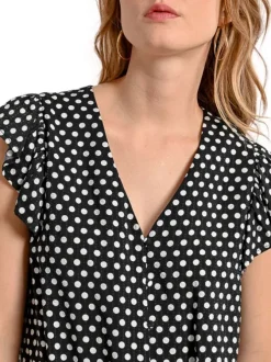 Top noir à pois avec une coupe droite un col v et des manches courtes