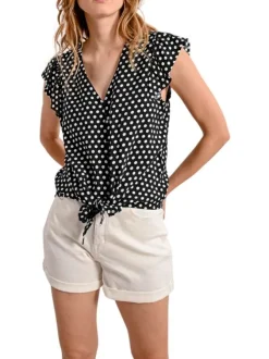 Top noir à pois avec une coupe droite un col v et des manches courtes