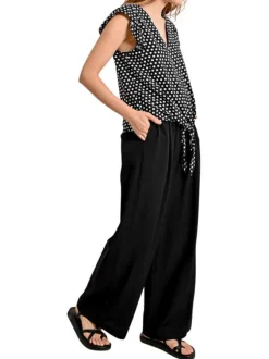 Top noir à pois avec une coupe droite un col v et des manches courtes