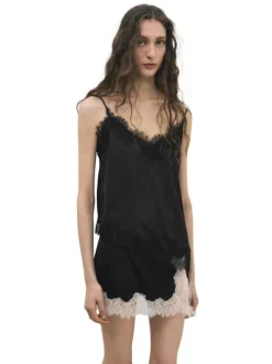 Top noir uni avec une coupe ajustée et un col v en dentelle