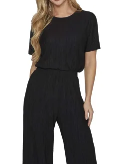 Top noir uni avec une coupe droite à col rond et des manches courtes