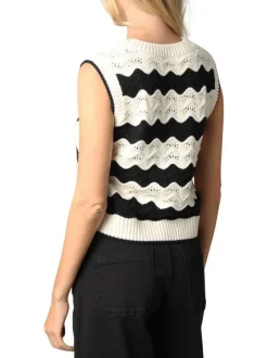 Top noir uni avec une coupe droite à col rond et sans manches