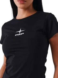Top noir uni col rond avec une coupe crop et à manches courtes