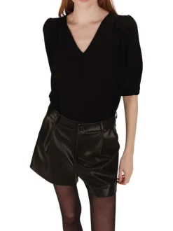 Top noir uni à coupe droite avec un col v et des manches courtes
