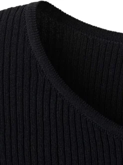 Top noir uni pourvu de manches courtes et d'une coupe ajustée