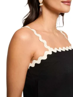 Top noir uni pourvu d'une coupe ajustée et de finitions festonnées contrastées