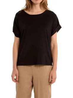 Top noir uni pourvu d'une coupe droite et d'une large ouverture dans le dos