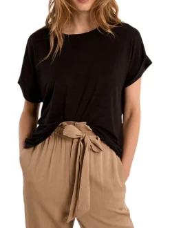 Top noir uni pourvu d'une coupe droite et d'une large ouverture dans le dos