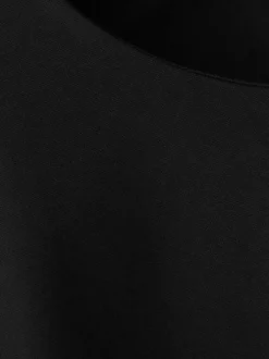 Top noir uni sans manche pourvu d'une coupe ajustée et d'un col rond