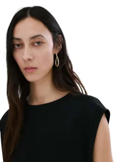 Top noir uni sans manche pourvu d'une coupe ajustée et d'un col rond