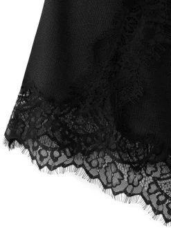 Top noir uni sans manche pourvu d'une coupe asymétrique et d'un col v