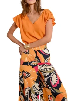 Top orange uni avec une coupe droite un col v et des manches courtes