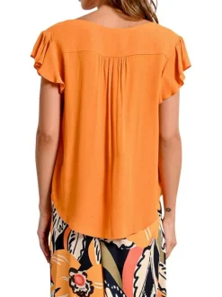 Top orange uni avec une coupe droite un col v et des manches courtes