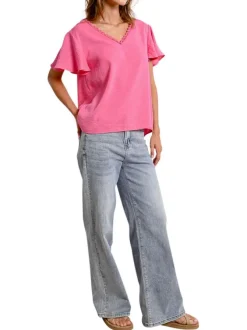 Top rose manches courtes uni avec une coupe droite et un col v