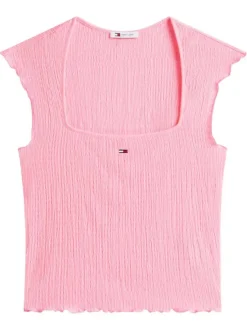 Top rose uni en maille gaufrée avec une coupe moulante et un col carré