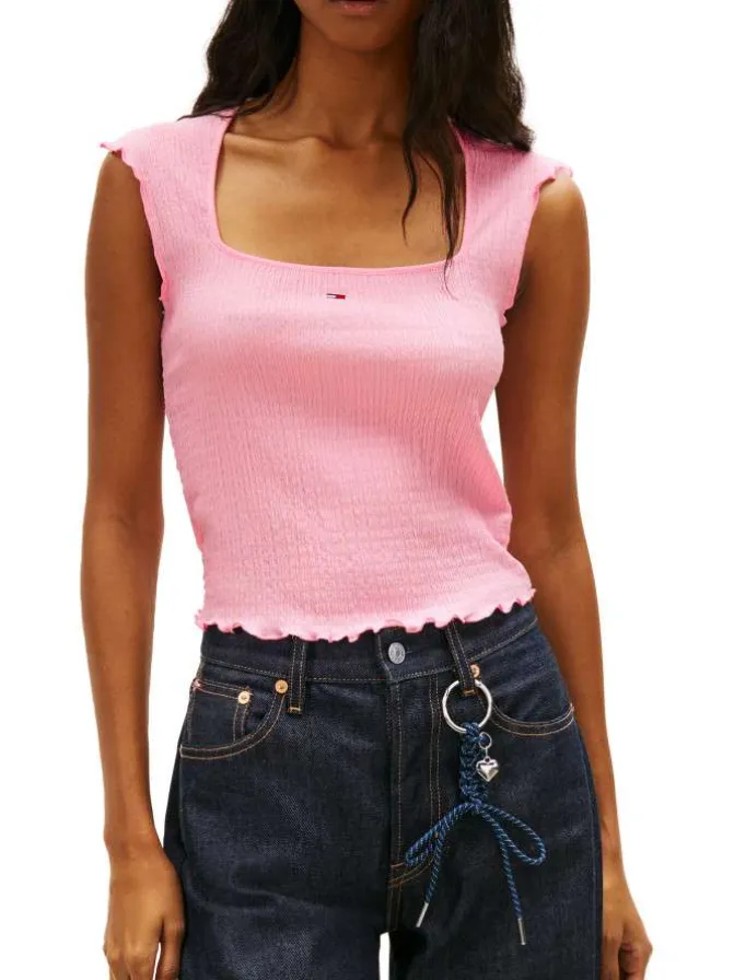 Top rose uni en maille gaufrée avec une coupe moulante et un col carré