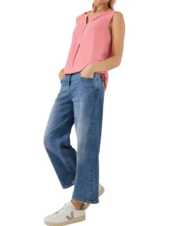 Top rose uni sans manches avec une matière fluide et un col fendu