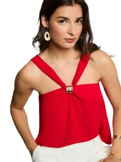 Top rouge chic uni pourvu d’une coupe droite et d’un col croisé