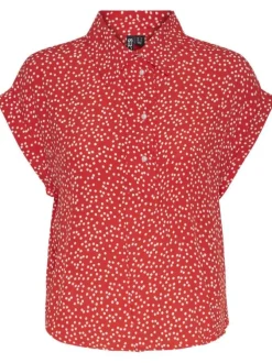 Top rouge uni avec un imprimé à pois blancs une coupe droite et un col v