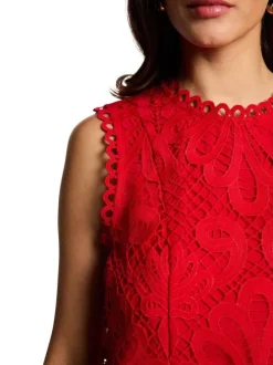 Top rouge uni en dentelle pourvu d'une coupe droite et d'un col rond