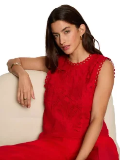 Top rouge uni en dentelle pourvu d'une coupe droite et d'un col rond
