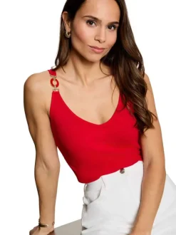 Top rouge uni pourvu d'une coupe ajustée et d'un décolleté en V