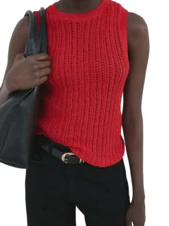 Top rouge uni sans manche pourvu d'un col rond et d'une coupe droite