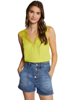 Top sans manches jaune en dentelle avec une coupe droite et un col v