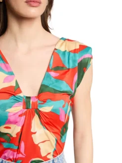 Top sans manches rouge à motifs multicolores avec un col v resserré